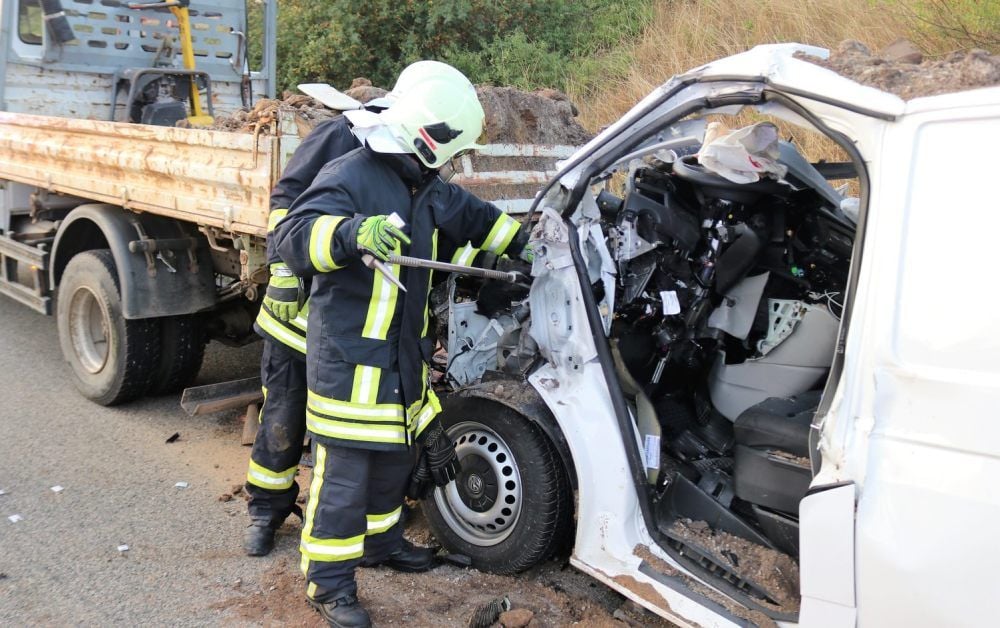 Blick in das total zertrümmerte Fahrerhaus des Transporters. Die Feuerwehr war mit schwerer Technik am Werk, um den Fahrer zu bergen.
