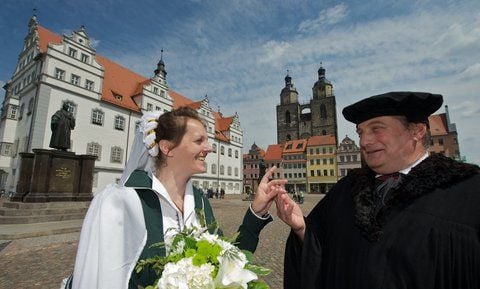 Das Lutherpaar 2012: Christiane Dalichow und Günter Petermann steht auf dem Marktplatz der Lutherstadt Wittenberg.