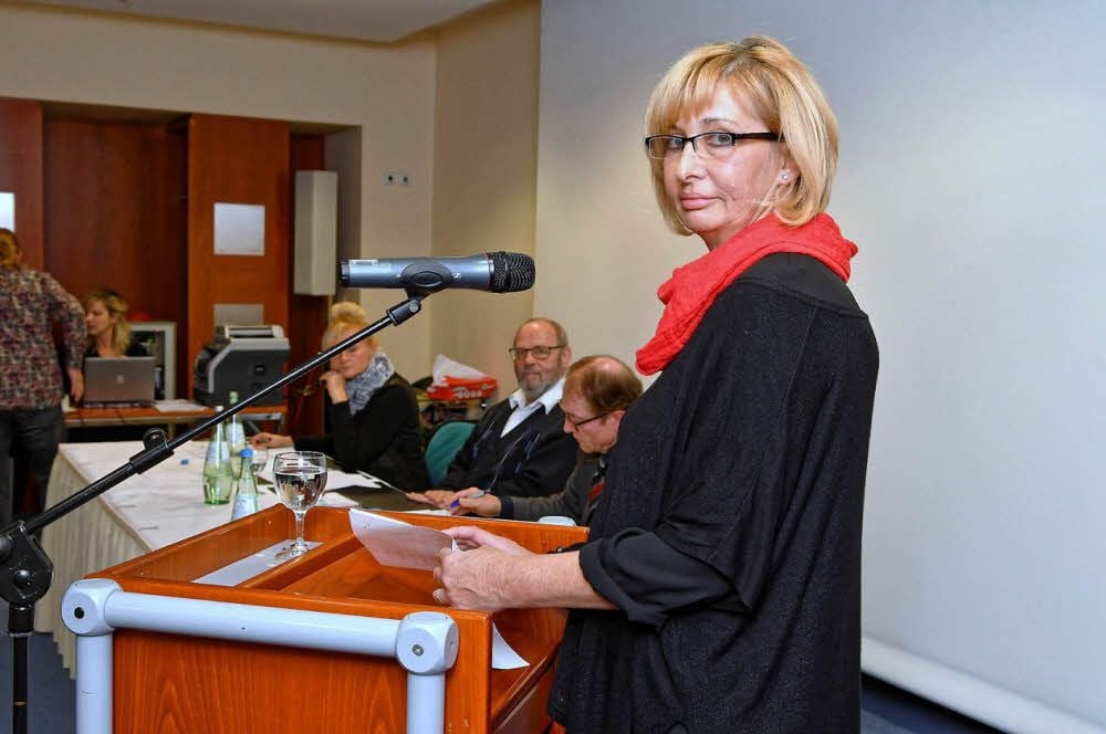 Sylvia Gernoth am Rednerpult während des Parteitages des SPD-Stadtverbandes. Die wiedergewählte Vorsitzende ist umstritten in ihrer Partei. Nur die beiden mitgliederstärksten Ortsverbände Dessau I und Roßlau stehen hinter ihr.