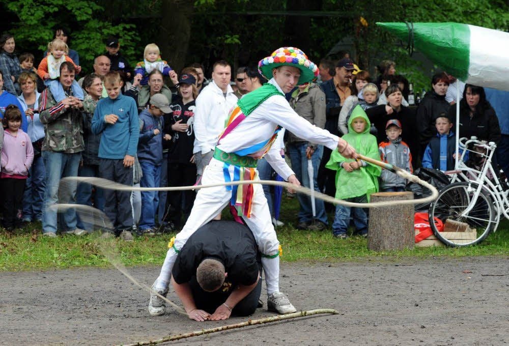 Das Peitschenknallen ist ein Muss und ein Hingucker bei jedem Pfingstfest im Mansfelder Grund.