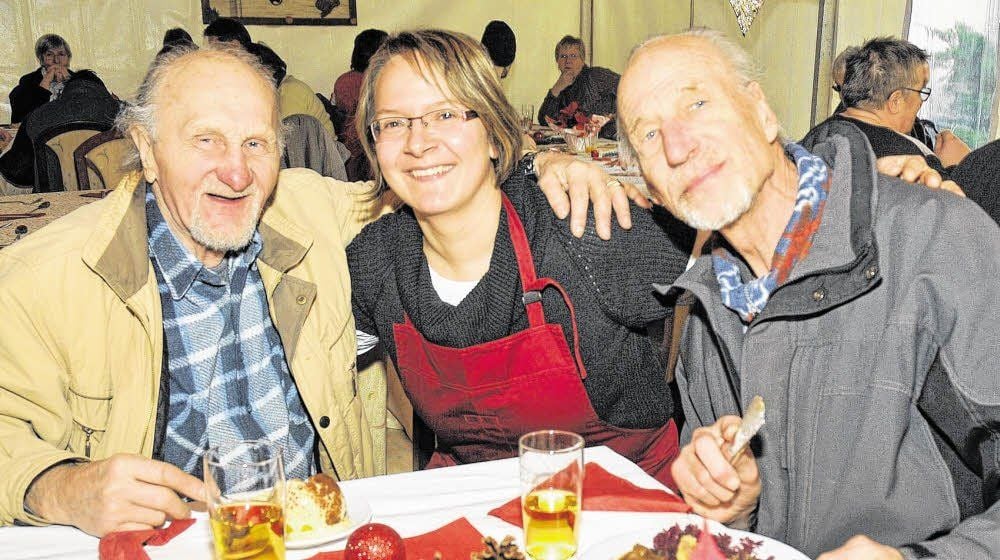 Sozialarbeiterin Verena Schmiedl hatte für die Gäste Hugo Autrhoff und Armin Backhoff (v.li.) auch persönliche Worte.
