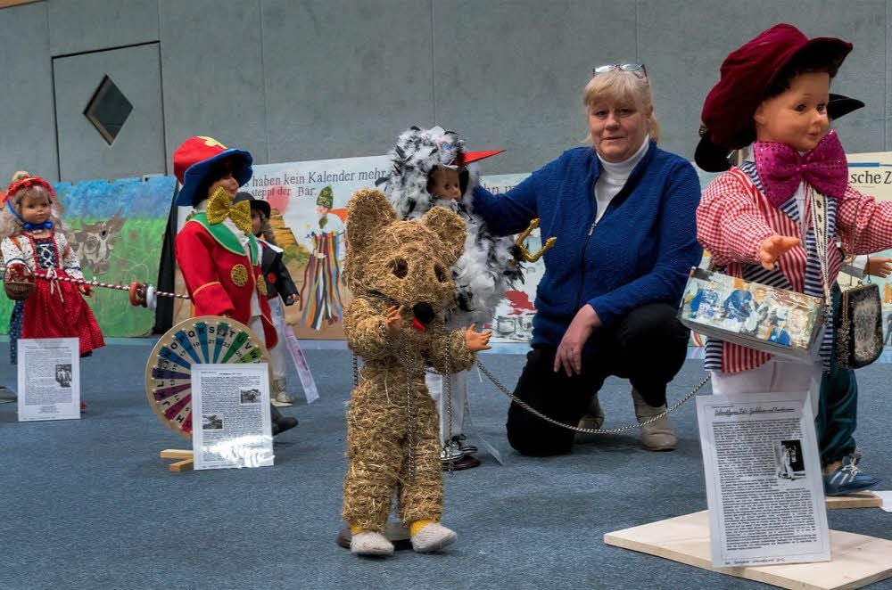 Monika Straube hat mit Puppen die Positionen des Lichtmeß-Umzugs nachgestellt.