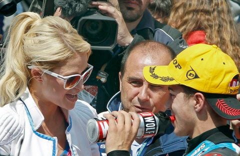 Paris Hilton trifft in Barcelona den Spanier Maverick Viñales (16) aus ihrem Team «Hilton Racing». (FOTO: DPA)