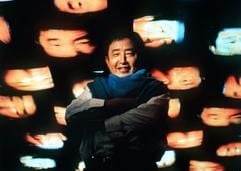 Videokünstler Nam June Paik vor Videomonitoren (Foto: dpa)