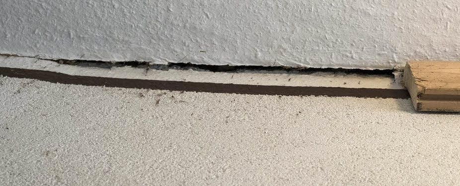 Während das Nachbarhaus abgerissen wurde, sind in der Wand im unteren Flur des Nachbarhauses Risse entstanden.