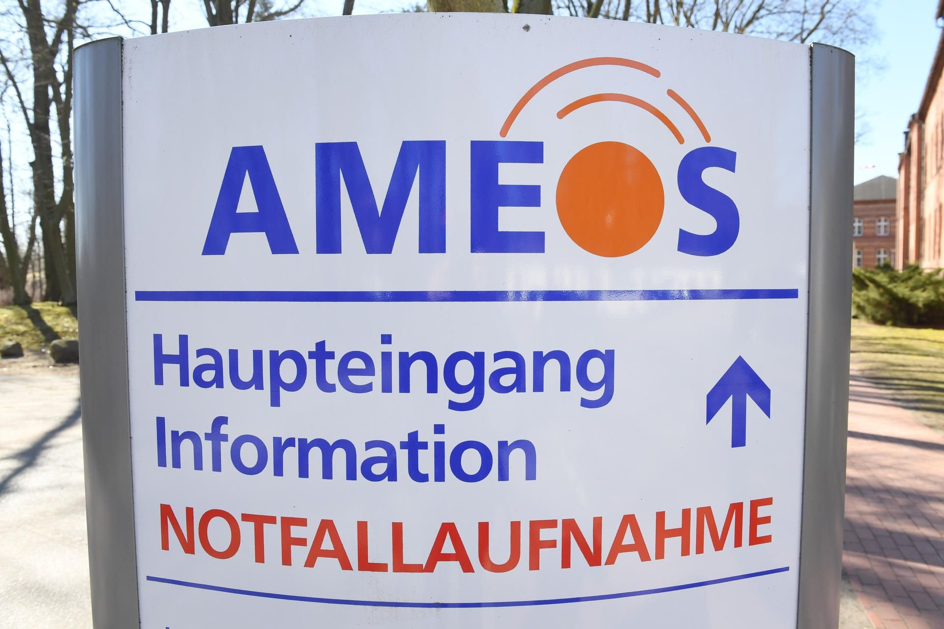 Hinweisschild für Haupteingang und Notaufnahme vor einer Ameos-Klinik