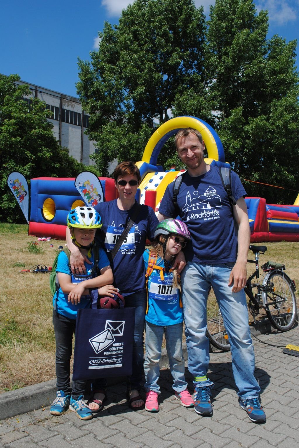 Familie Burghoff, Vater Bernd, Mutter Sandra und die beiden Kinder Helena (7) und Flinn (8), fuhr gemeinsam die MZ-Radpartie.