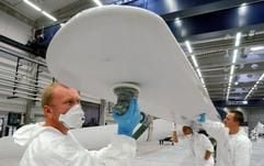 Mitarbeiter der Firma VESTAS in der südbrandenburgischen Stadt Lauchhammer arbeiten am 02.07.2003 an einem 39 Meter langen Rotorblatt. Am Donnerstag (03.07.2003) wird in dem Werk das 500. Rotorblatt übergeben. Die VESTAS Deutschland GmbH mit Sitz in Husum produziert seit Mitte 2002 in Lauchhammer Rotorblätter der neuesten Generation für Windkraftanlagen bis zu zwei Megawatt Leistung. Jedes einzelne Rotorblatt hat eine Länge von 39 Metern und ein Gewicht von 6 Tonnen. VESTAS hat etwa 51 Millionen Euro in den brandenburgischen Standort investiert. (Foto: dpa)