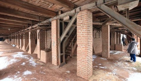 Der 122 Meter lange Ringofen in der Museumsziegelei in Westeregeln. (FOTO: DPA)