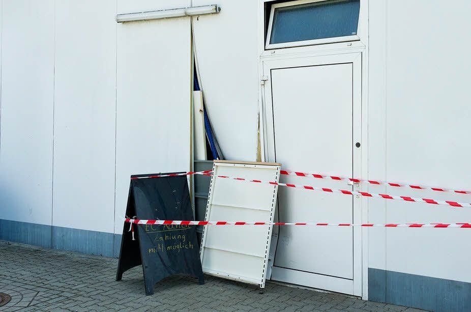 Die Fassade der Tankstelle wurde durch das Auto beschädigt.