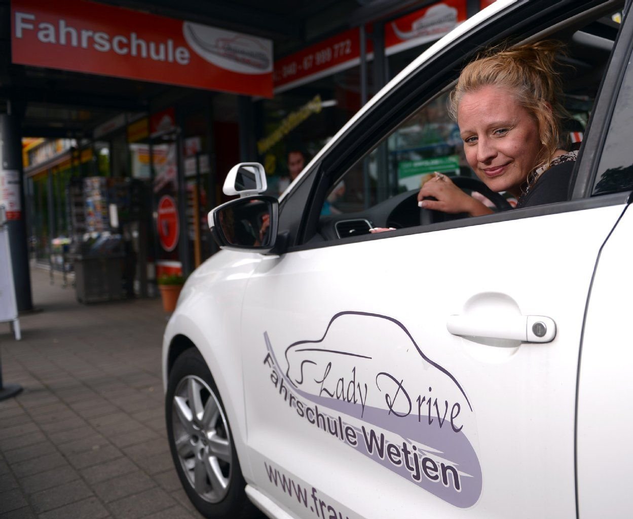 Die Fahrlehrerin Tanja Hapelt sitzt in Hamburg in einem Ausbildungsfahrzeug der Fahrschule "Lady Drive".