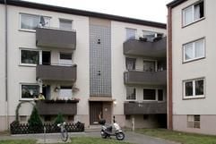 In diesem Wohnhaus im Stadtteil Gröpelingen von Bremen wurde am Dienstag (10. Oktober) die Leiche eines zweieinhalb Jahre alten Jungen in einer Tiefkühltruhe gefunden. (Foto: dpa)