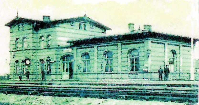 Eine alte Postkarte zeigt den Nienburger Bahnhof kurz nach seiner Eröffnung im Jahr 1894.