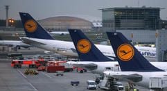 Die Flughafen-Feuerwehr steht am Montag (15. Mai 2006) am Frankfurter Flughafen hinter einem Jumbo-Jet der Lufthansa, der mit der Frontpartie am Boden liegt. (Foto: dpa)
