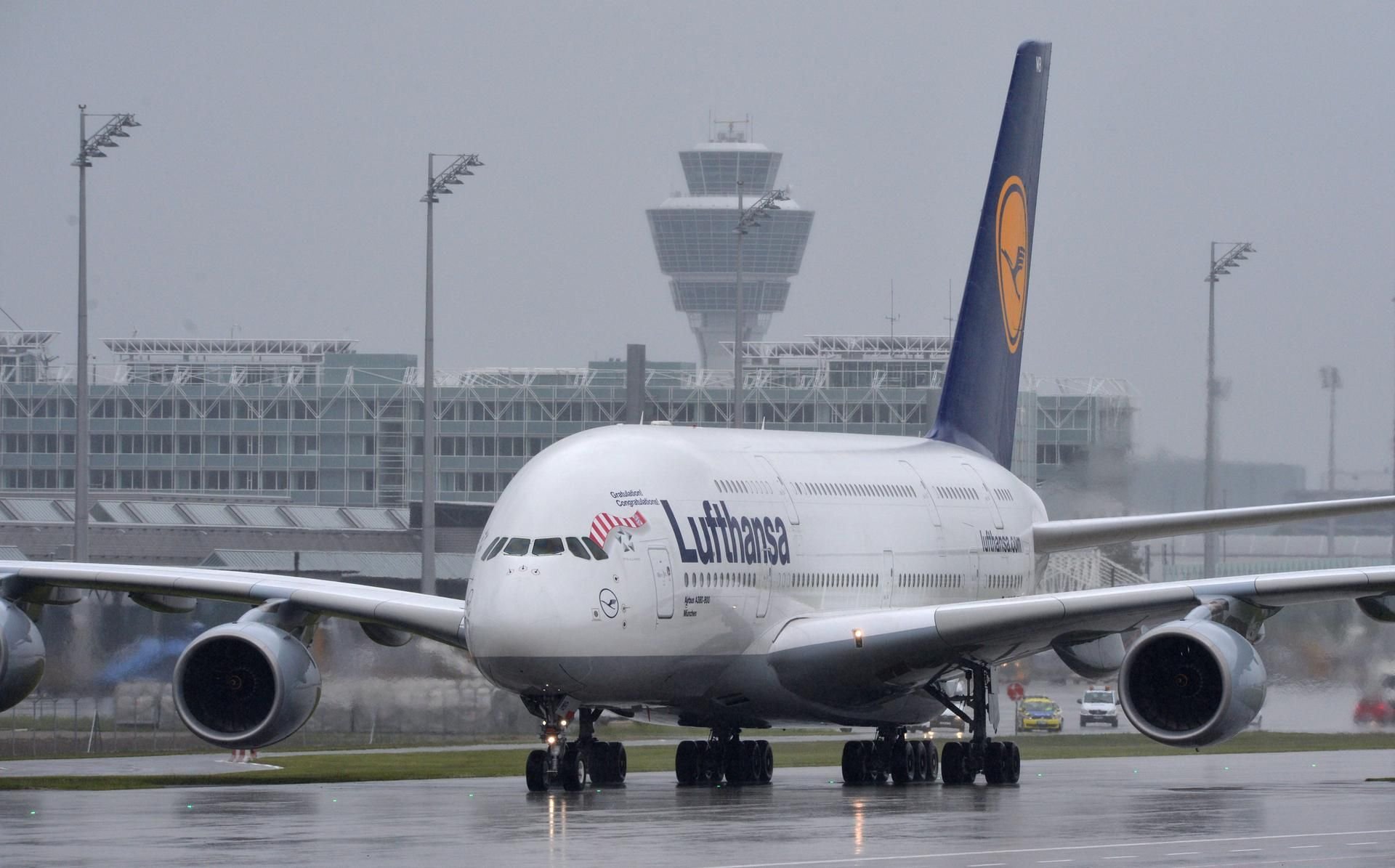 Ein Airbus A380 von Lufthansa auf dem Flughafen in München (Symbolbild)