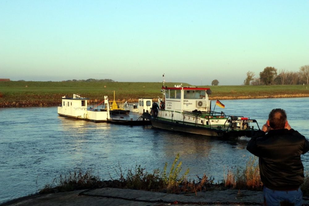 Nachdem die Elbfähre Prettin am Arbeitsschiff „Schwarze Elster“ befestigt war, drehte der Schubverband auf dem Fluss und nahm Kurs auf Aken.