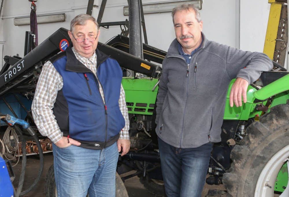 Eberhard Kühn (links) hat Andreas Schröder die Geschäfte der Landtechnik übergeben.