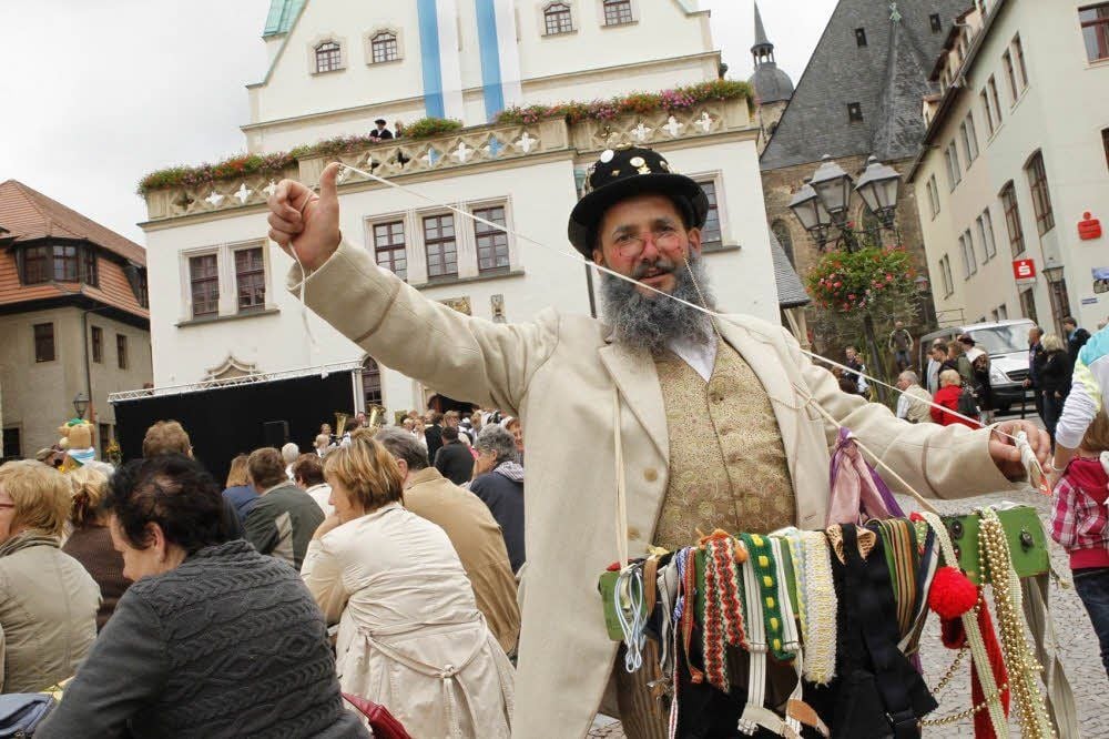 Auf dem Markt geht das bunte Treiben los.