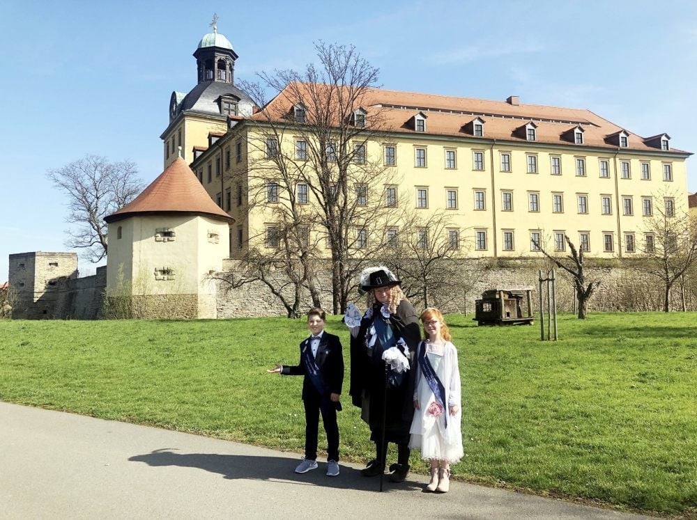Prinzessin Teresa und Prinz Phil zusammen mit Herzog Moritz im Schlosspark.
