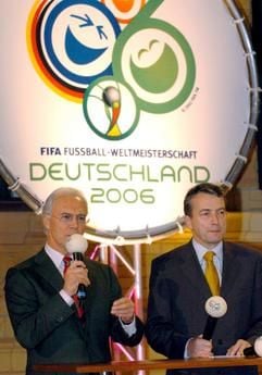 Der Präsident des Organisationskomitees Fußball-WM 2006, Franz Beckenbauer (l), spricht am Donnerstag (11.12.2003) in Berlin während der Veranstaltung "Countdown". Rechts neben ihm steht der Pressesprecher des WM Organisationskomitees, Wolfgang Niersbach. Mit der Veranstaltungsreihe wurden in den vergangenen Monaten die insgesamt 12 deutschen Städte, in denen 2006 die Spiele der Fußball-Weltmeisterschaft stattfinden, präsentiert. (Foto: dpa)