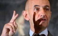 Der neue Airbus-Chef Louis Gallois antwortet am Donnerstag (12.10.2006) im Hamburger Rathaus während einer Pressekonferenz auf Fragen. Gallois hat Hamburg als eine wichtige Stütze im europäischen Produktionsverbund bezeichnet. (Foto: dpa)