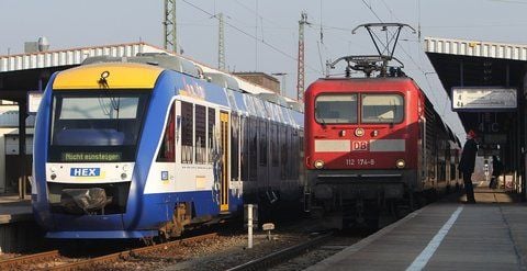 Nahverkehrszüge vom Harz-Elbe-Express und der Deutschen Bahn AG stehen nebeneinander im Hauptbahnhof in Magdeburg. (FOTO: DPA)