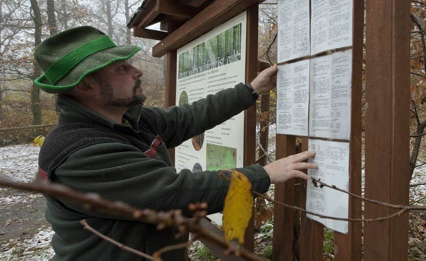 Förster Ralf Ziesenhenne an der Infotafel des Friedhofes.