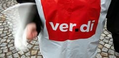 Hallesche Telekom-Mitarbeiter protestieren am Dienstag (21.02.2006) vor einem Call-Center der Telekom in Halle (Saale) gegen die geplante Schließung des T-Com-Standortes. (Foto: dpa)