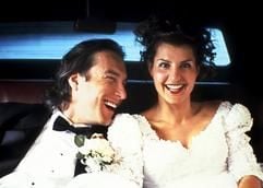 Toula Portokalos (Nia Vardalos) und Ian Miller (John Corbett) sitzen im neuen Kinofilm «My Big Fat Greek Wedding» nach ihrer Hochzeit glücklich in einer Limousine (Foto: dpa).