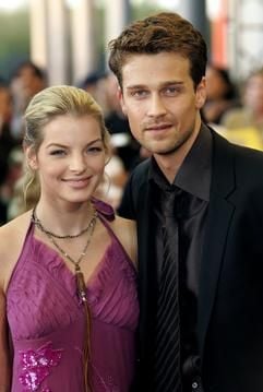Die Musikerin Yvonne Catterfeld und der Schauspieler Wayne Carpendale kommen zur Aufzeichnung des Deutschen Fernsehpreises am Samstag (15.10.2005) im Kölner Coloneum. (Foto: dpa)