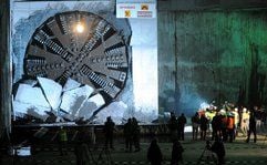 Blitzlichter der Fotografen und Licht von Fernsehkameras erhellen den Moment des Durchstoßes des Riesenbohrers Leonie an der Wand zur künftigen Tunnel-Station am Leipziger Hauptbahnhof. Damit ist die erste der beiden Tunnel-Röhren von 1,5 km länge im Rohbau fertig. Der 65 Meter lange Bohrer Leonie war im Januar 2007 gestartet. Der City-Tunnel gilt als eines der derzeit anspruchsvollsten Bauprojekte in Deutschland. Er soll der Schienennahverkehr in der Region Leipzig/Halle um etwa 20 Minuten schneller machen. Nach den bisherigen Planungen soll der vier Kilometer lange Tunnel unter der Leipziger Innenstadt mit dem Fahrplanwechsel 2011/12 in Betrieb gehen. (Foto: dpa)