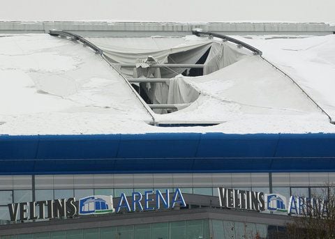 Auf dem Dach der Veltins-Arena auf Schalke in Gelsenkirchen ist am Montag ein großes Loch in der beschädigten Kunststoffbahn zu erkennen. (FOTO: DPA)
