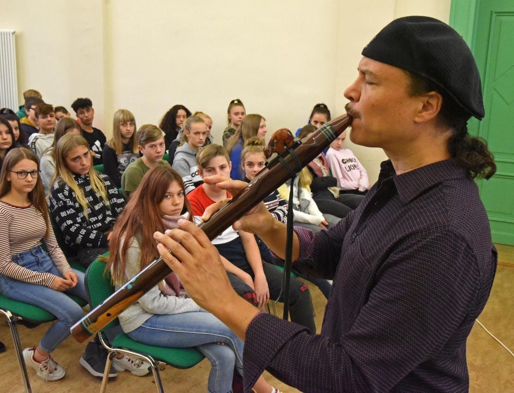 Wade Fernandez gibt an der Burgschule Unterricht der besonderen Art, mit Musik von der indianischen Flöte.