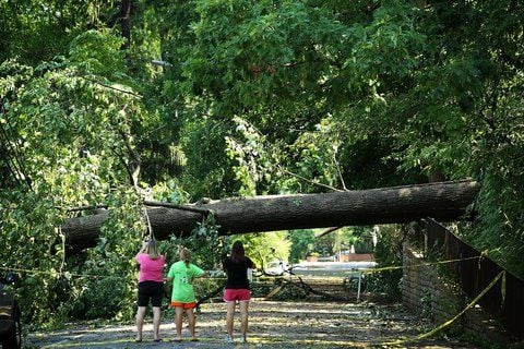 Heftige Sommerstürme legten in Teilen des Ostens der USA die Stromversorgung und damit auch die Klimaanlagen lahm. (FOTO: AFP)
