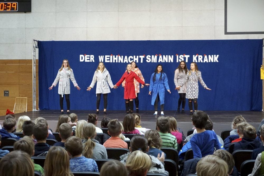 Die Schülerinnen der Tanz-AG begleiten das Weihnachtsprogramm der Sekundarschule Jessen-Nord mit verschiedenen Showeinlagen.