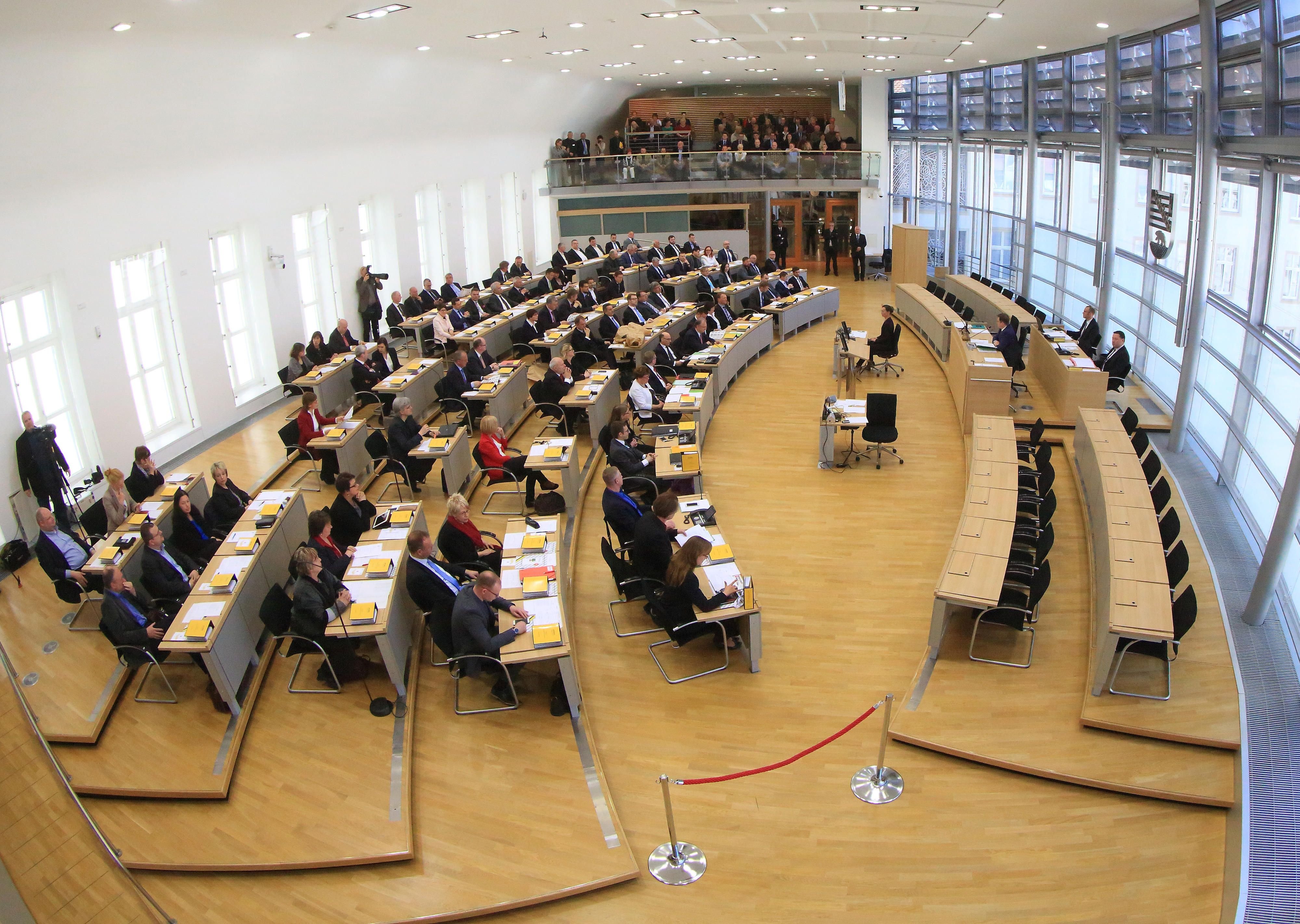 Abgeordnete sitzen während der Konstituierung des neuen Landtages im Plenarsaal in Magdeburg.