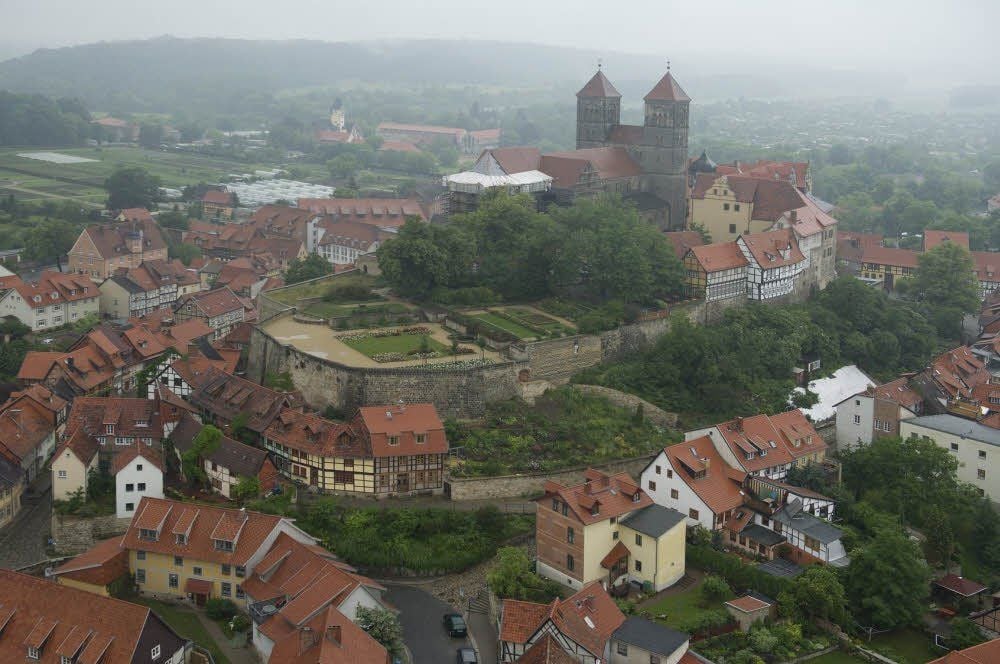 Ein neuer Reiseführer zeigt „die 77 schönsten Orte im Harz“. Quedlinburg mit seinem Schlossberg und der Stiftskirche gehört dazu.