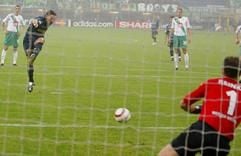 Christian Vieri verschießt gegen Andreas Reinke einen Elfmeter. (Foto: dpa)