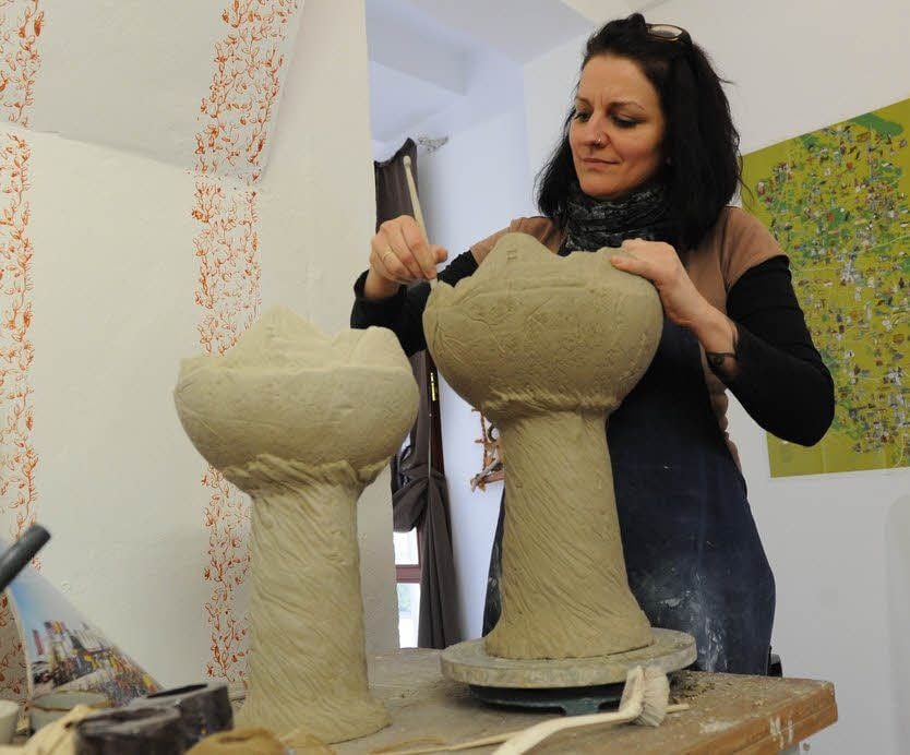 Sylvia Richter-Rehberg liefert Pokale für die Motocross-WM.