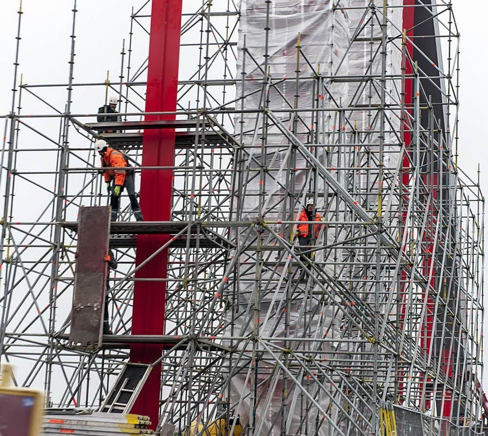 Schon weg: Das Gerüst auf der Elbbrücke macht beim Sturm schon keine Sorgen mehr, es ist abgebaut.