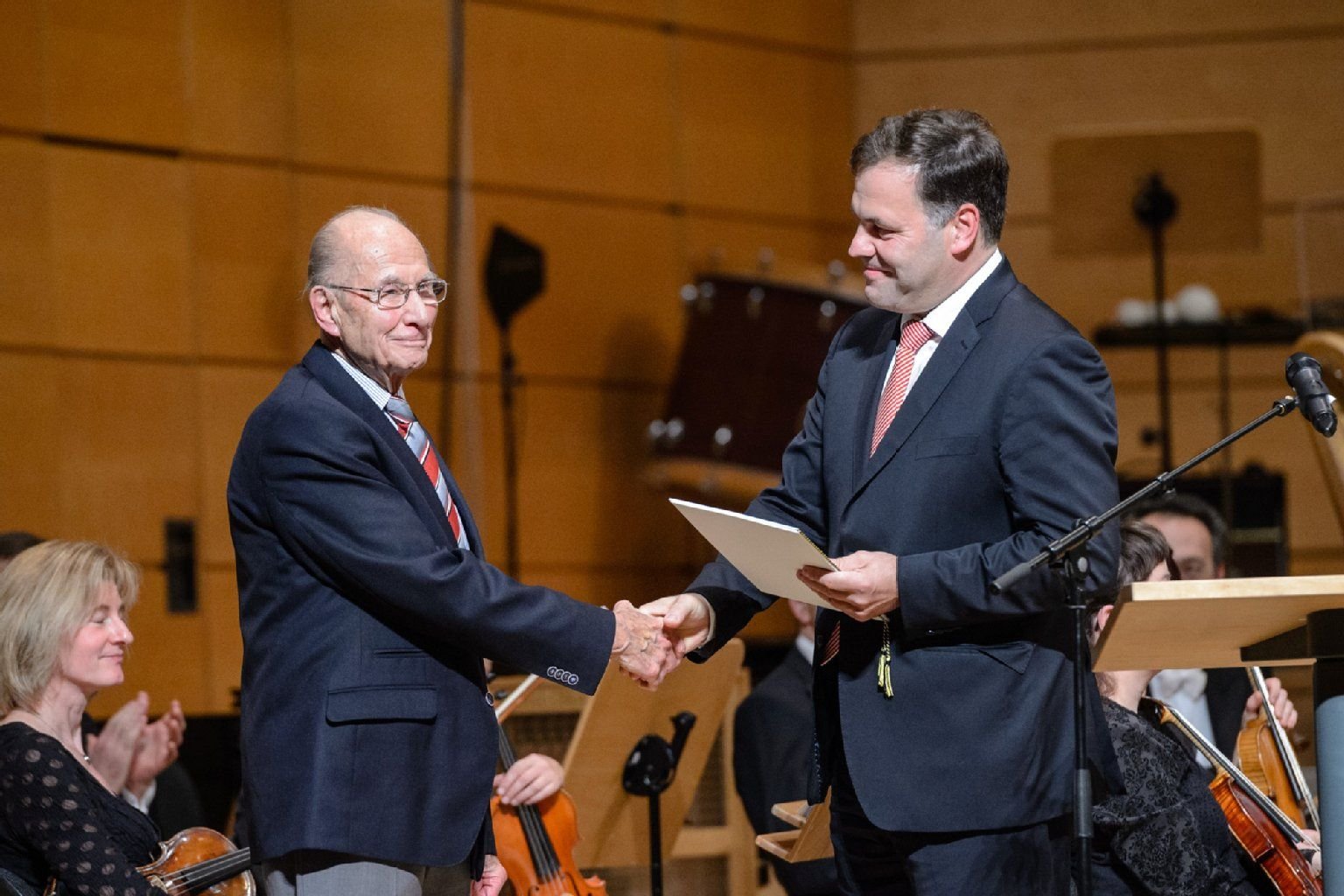 Sachsen-Anhalts Kultusminister Stephan Dorgerloh (rechts) gratuliert Friedrich Krell für die Auszeichnung beim Impuls Festival.