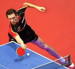 Tischtennis Mannschafts Weltmeisterschaften im AWD-Dome in Bremen am Donnerstag (27.04.2006) 5. Runde. Der Deutsche Zoltan Fejer-Konnerth schlägt im Spiel gegen den Österreicher Werner Schlager eine Vorhand. (Foto: dpa)