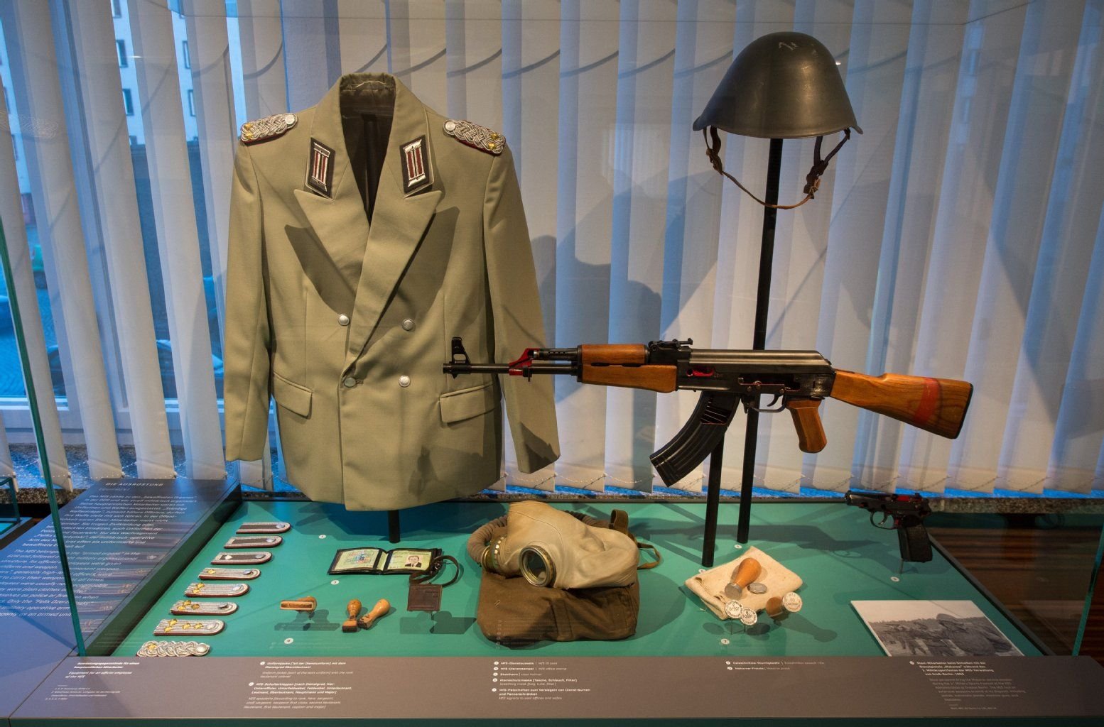 Uniform und Ausrüstung von Mitarbeitern der Staatssicherheit. Am 14.01.2015 wird die neue Dauerausstellung «Staatssicherheit in der SED-Diktatur» in der ehemaligen Stasi-Zentrale in der Normannenstraße in Berlin eröffnet.