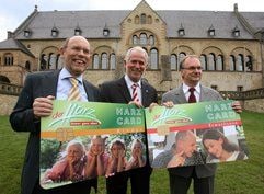 Eine sogenannte HarzCard wird vor der Kulisse der Kaiserpfalz in Goslar von den Wirtschaftministern Walter Hirche (Niedersachsen), Jürgen Reinholz (Thüringen) und Reiner Haseloff (Sachsen-Anhalt) präsentiert. (Foto: dpa)