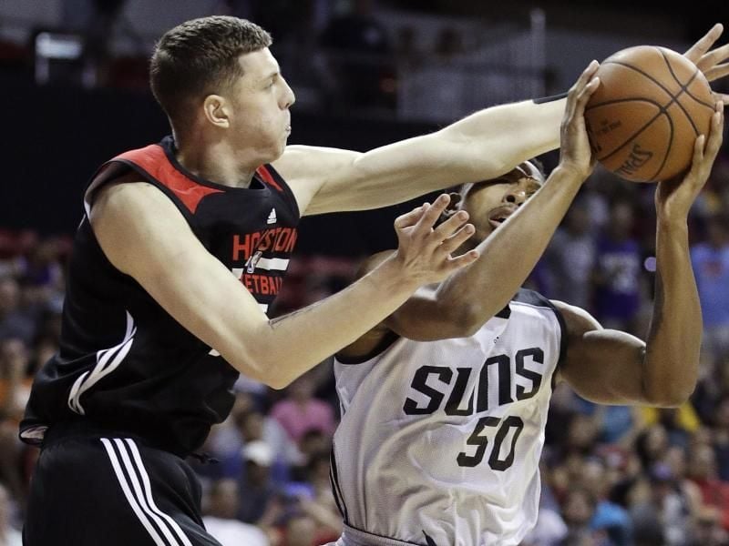 Isaiah Hartenstein (l) steht vor einem Wechsel zu den Denver Nuggets. Foto: John Locher/AP/dpa