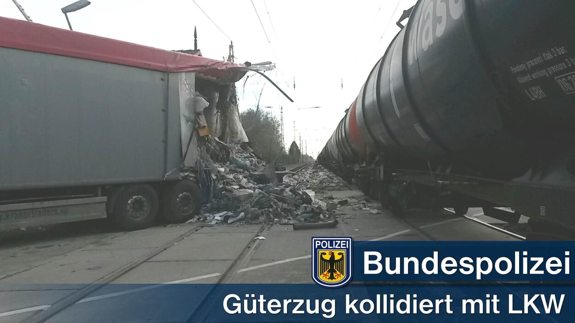 In der Lausitz ist es am Freitagmorgen zu einem Unfall zwischen einem Lkw und einem Güterzug gekommen.