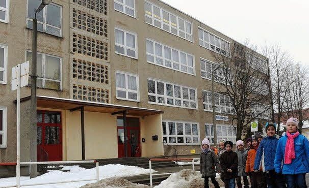 Die Fassade der Schule in Welbsleben vor dem Beginn der Sanierung.