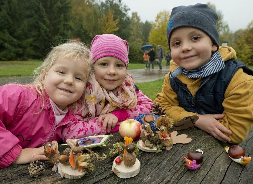 Josephine, Clara und Julius zeigen ihre gebastelten Schätze.