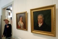 In der neuen Sonderausstellung des Stadtmuseums in Weimar sind am Donnerstag (21.09.2006) Ölgemälde zu sehen, die Johann Wolfgang von Goethe und Christiane von Goethe, geb. Vulpius zeigen. (Foto: dpa)