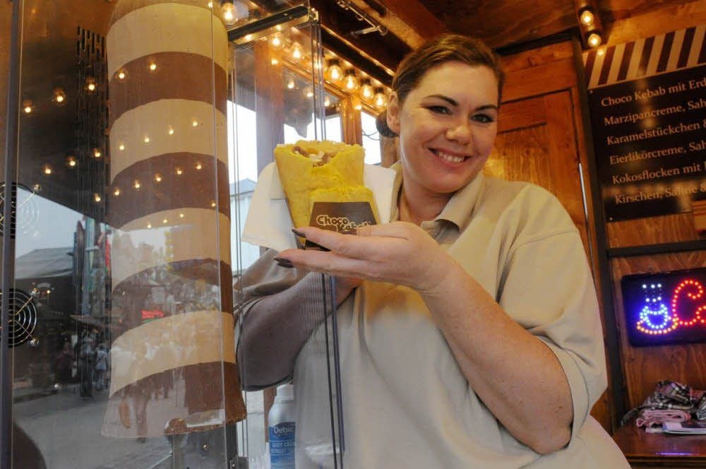 Jennifer Lovati zeigt einen „Choco-Kebab“. Daneben der Schokoladen-Nougat-Drehspieß.